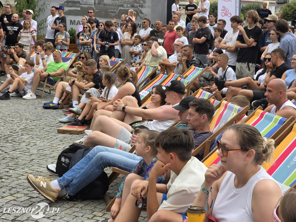 Konkurs wsadów do kosza na Rynku w Lesznie