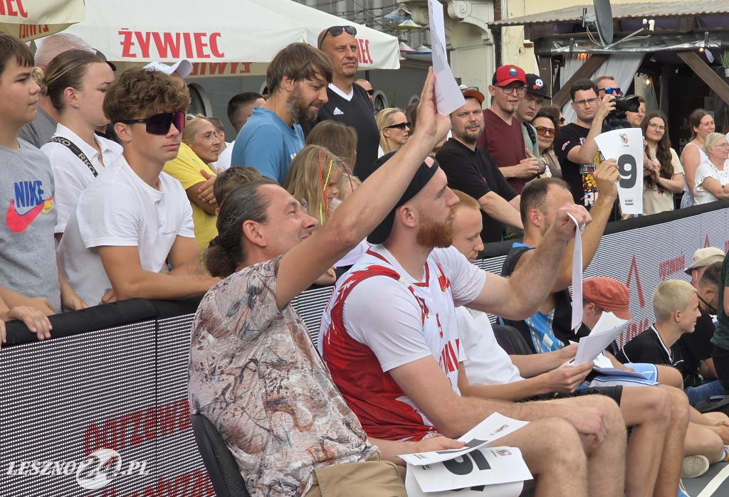 Konkurs wsadów do kosza na Rynku w Lesznie