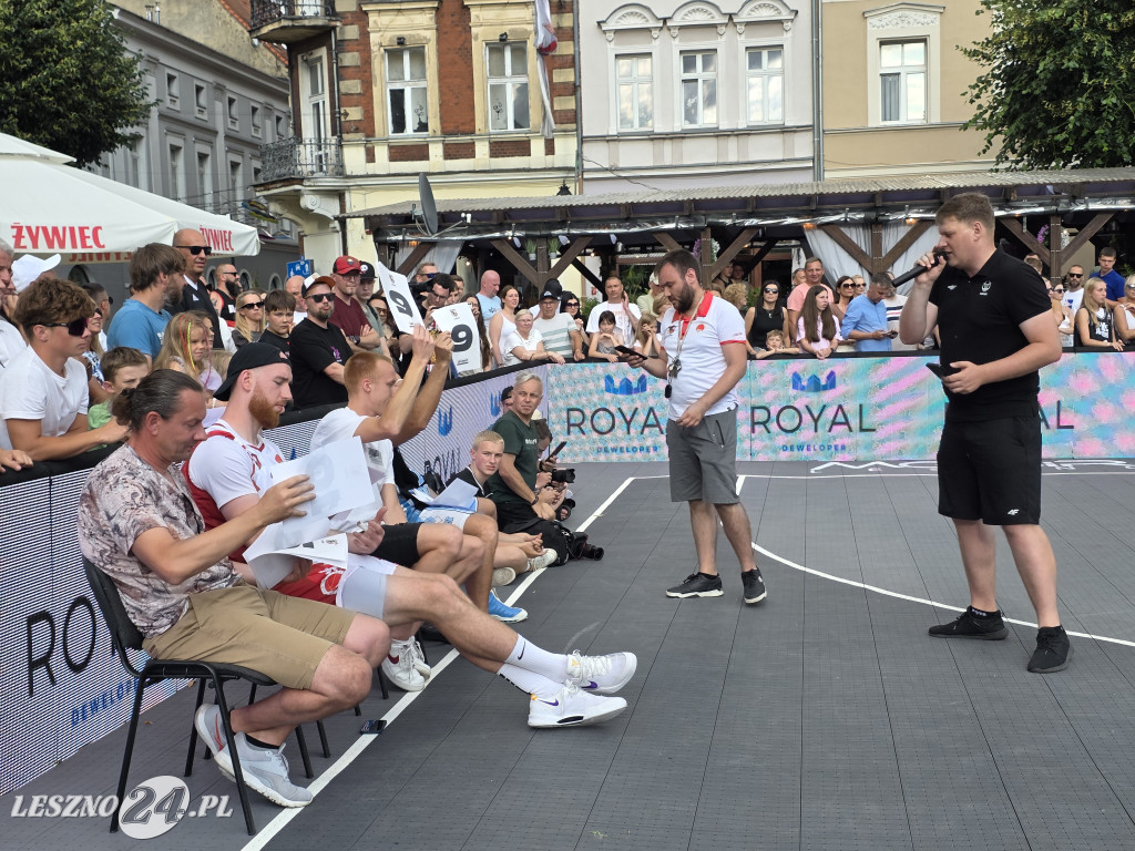 Konkurs wsadów do kosza na Rynku w Lesznie