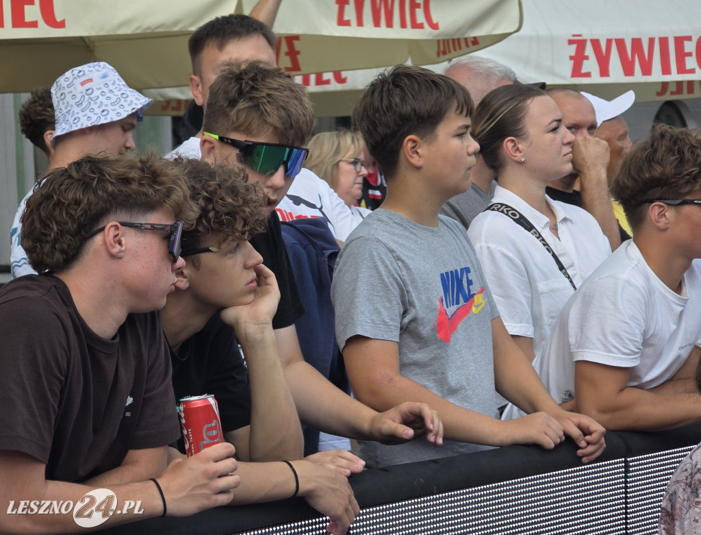 Konkurs wsadów do kosza na Rynku w Lesznie