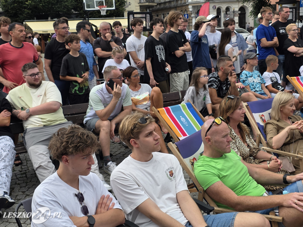 Konkurs wsadów do kosza na Rynku w Lesznie