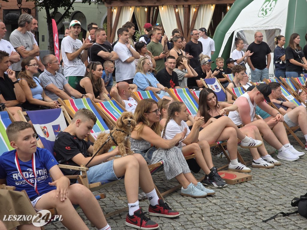 Konkurs wsadów do kosza na Rynku w Lesznie