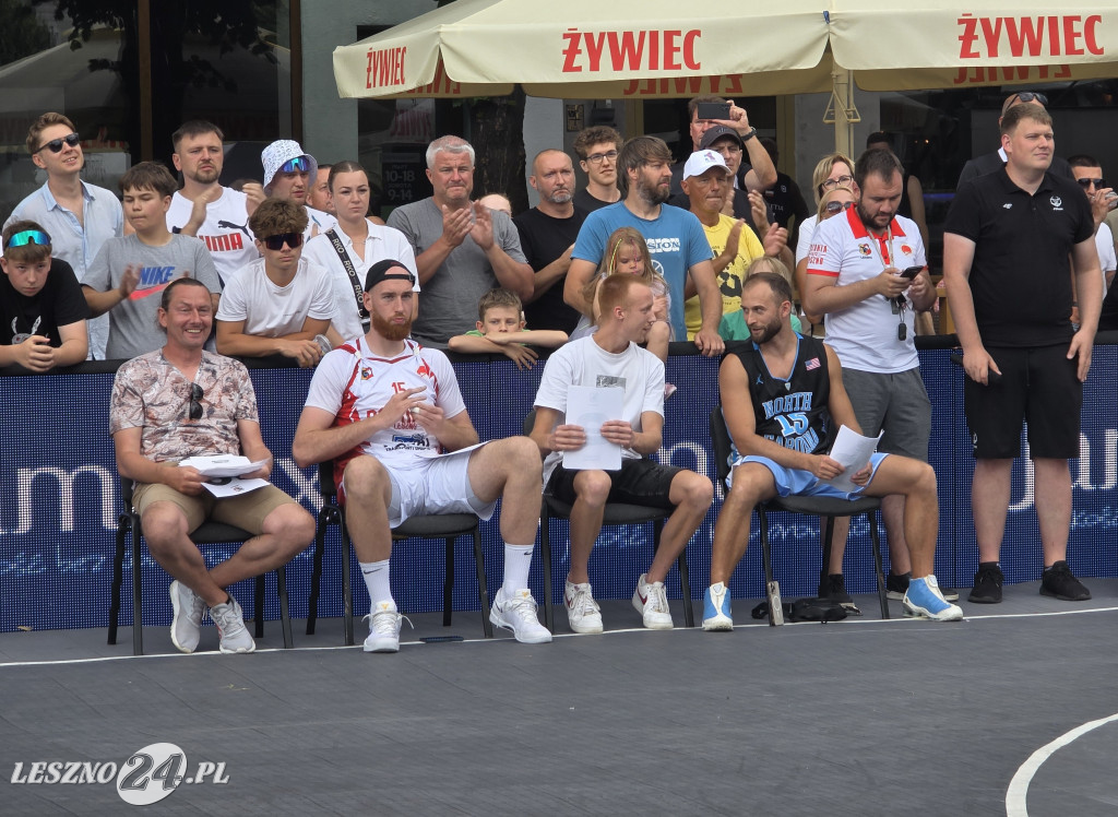 Konkurs wsadów do kosza na Rynku w Lesznie