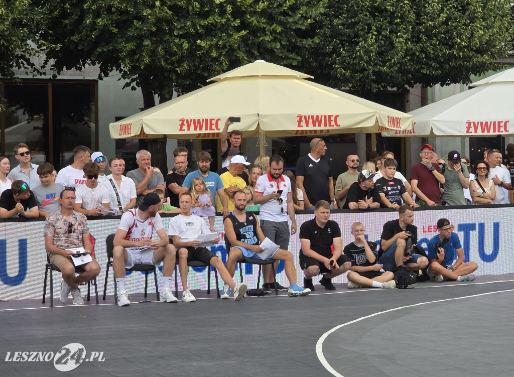 Konkurs wsadów do kosza na Rynku w Lesznie