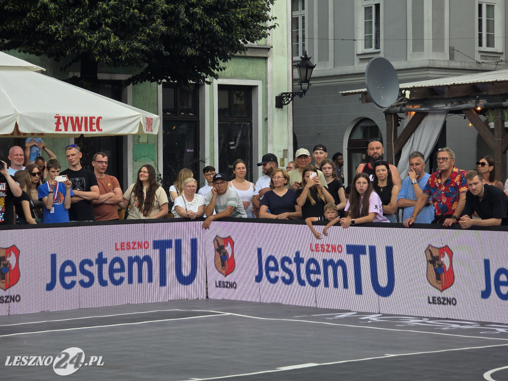 Konkurs wsadów do kosza na Rynku w Lesznie