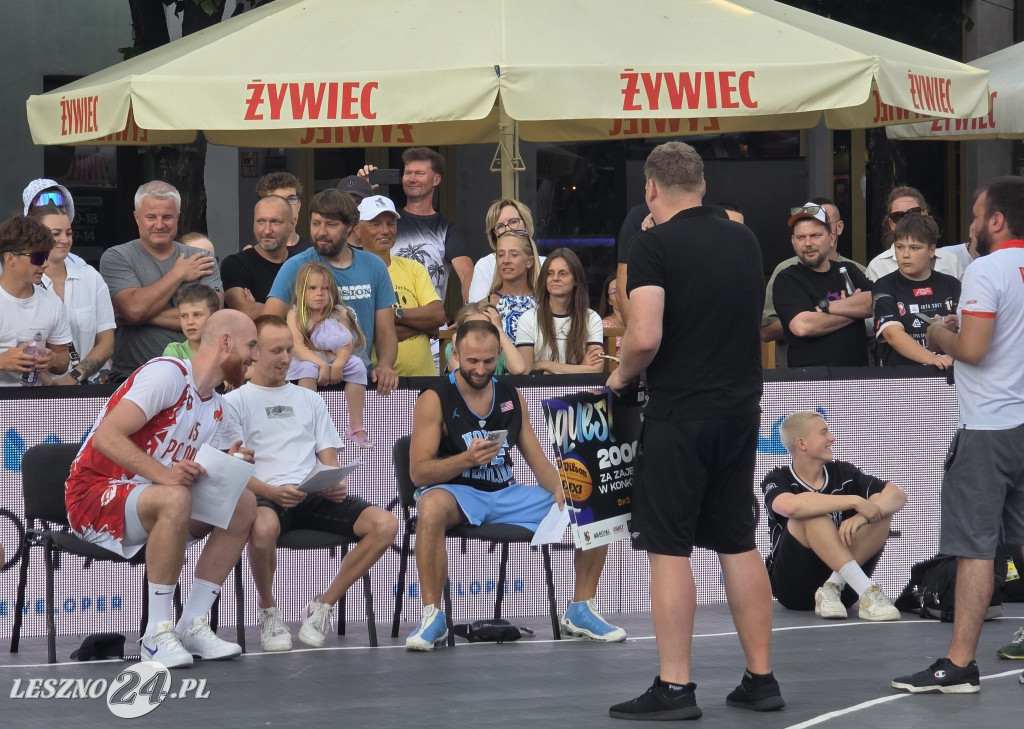 Konkurs wsadów do kosza na Rynku w Lesznie