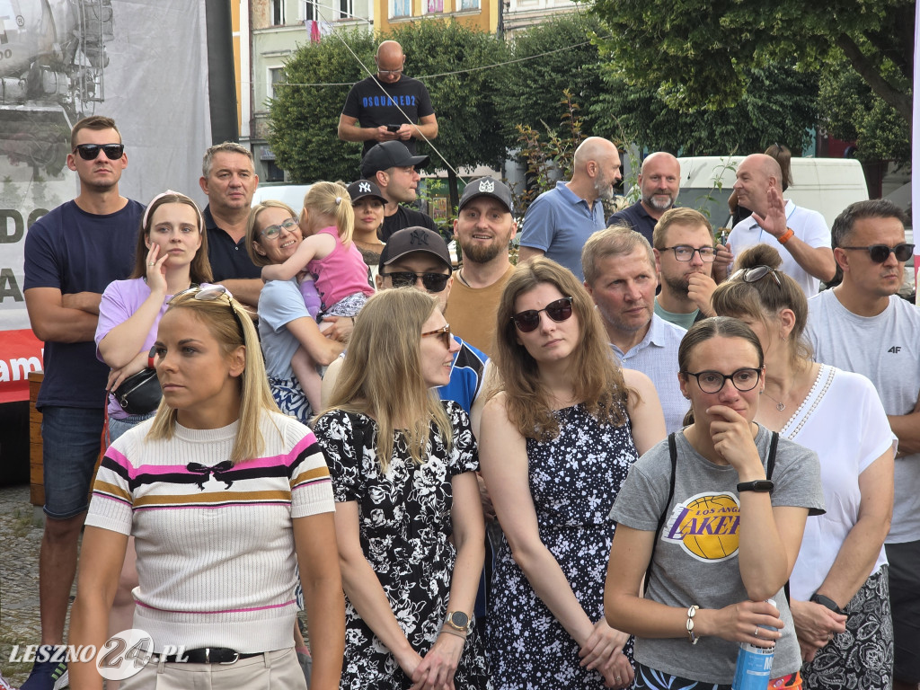 Konkurs wsadów do kosza na Rynku w Lesznie