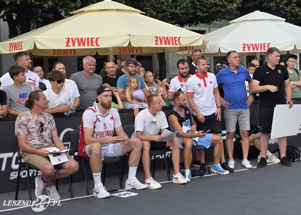 Konkurs wsadów do kosza na Rynku w Lesznie