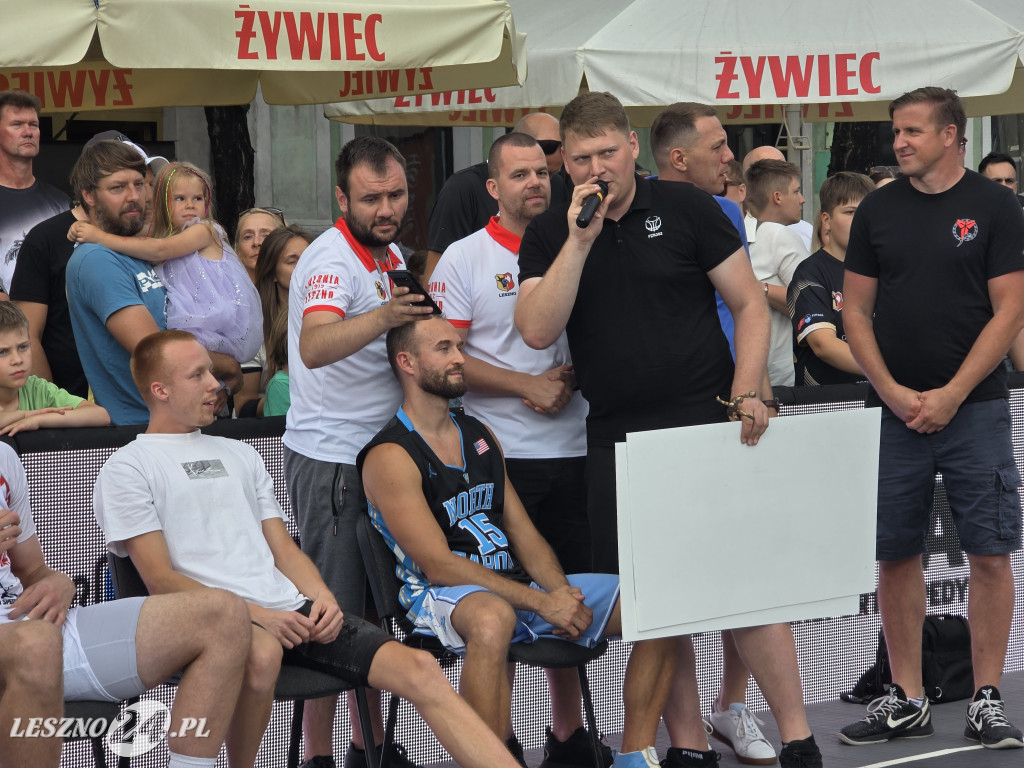 Konkurs wsadów do kosza na Rynku w Lesznie