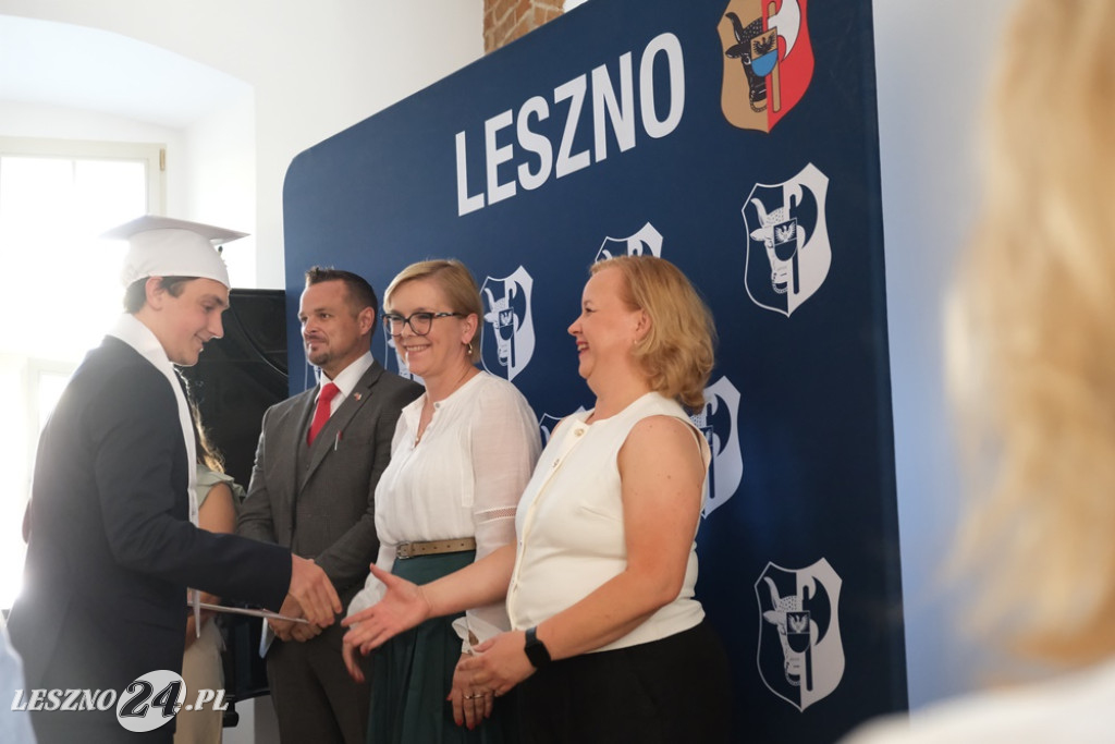 Uczniowie I LO absolwentami amerykańskiego liceum