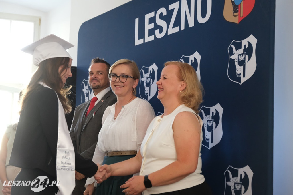 Uczniowie I LO absolwentami amerykańskiego liceum