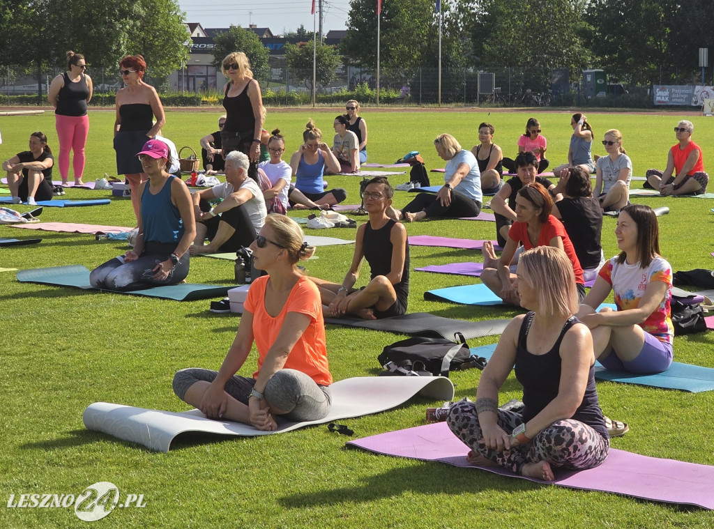 Joga na stadionie w Lesznie