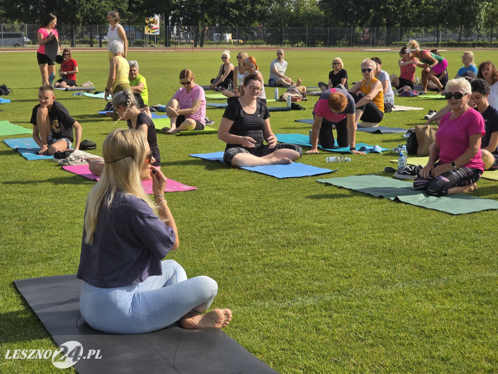 Joga na stadionie w Lesznie