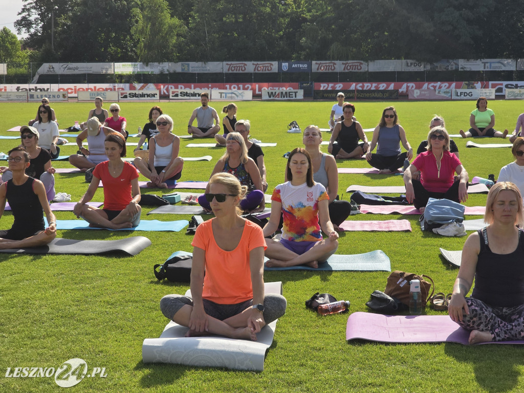 Joga na stadionie w Lesznie