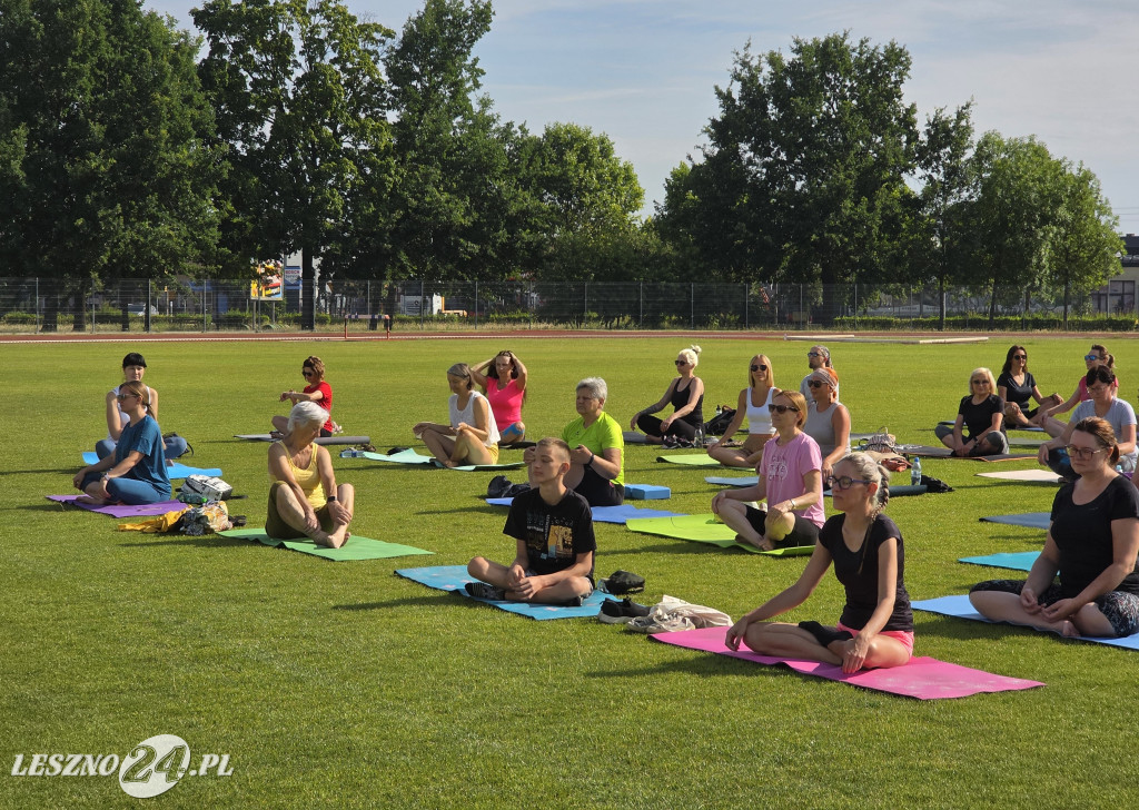 Joga na stadionie w Lesznie