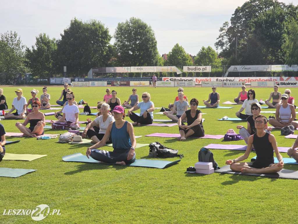 Joga na stadionie w Lesznie