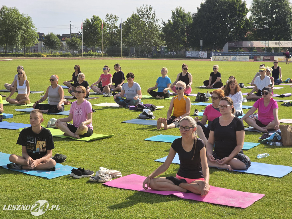 Joga na stadionie w Lesznie