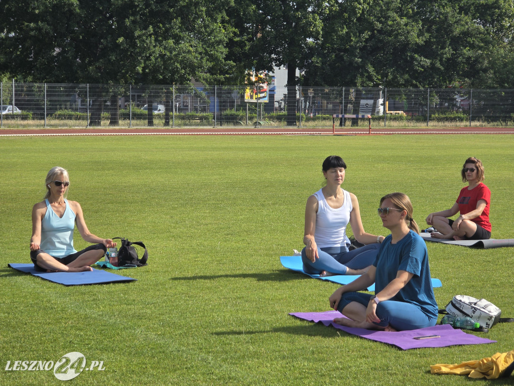 Joga na stadionie w Lesznie