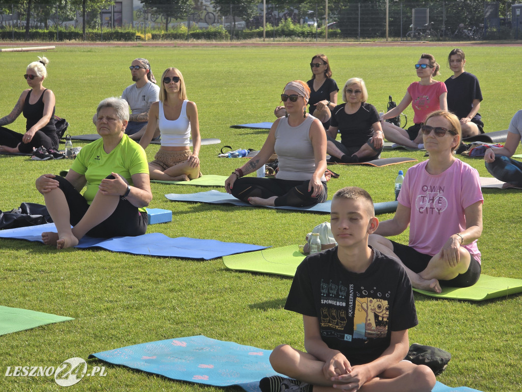 Joga na stadionie w Lesznie