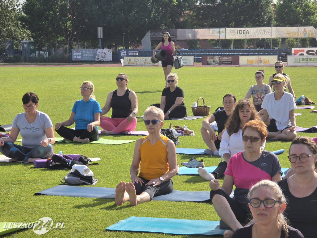 Joga na stadionie w Lesznie
