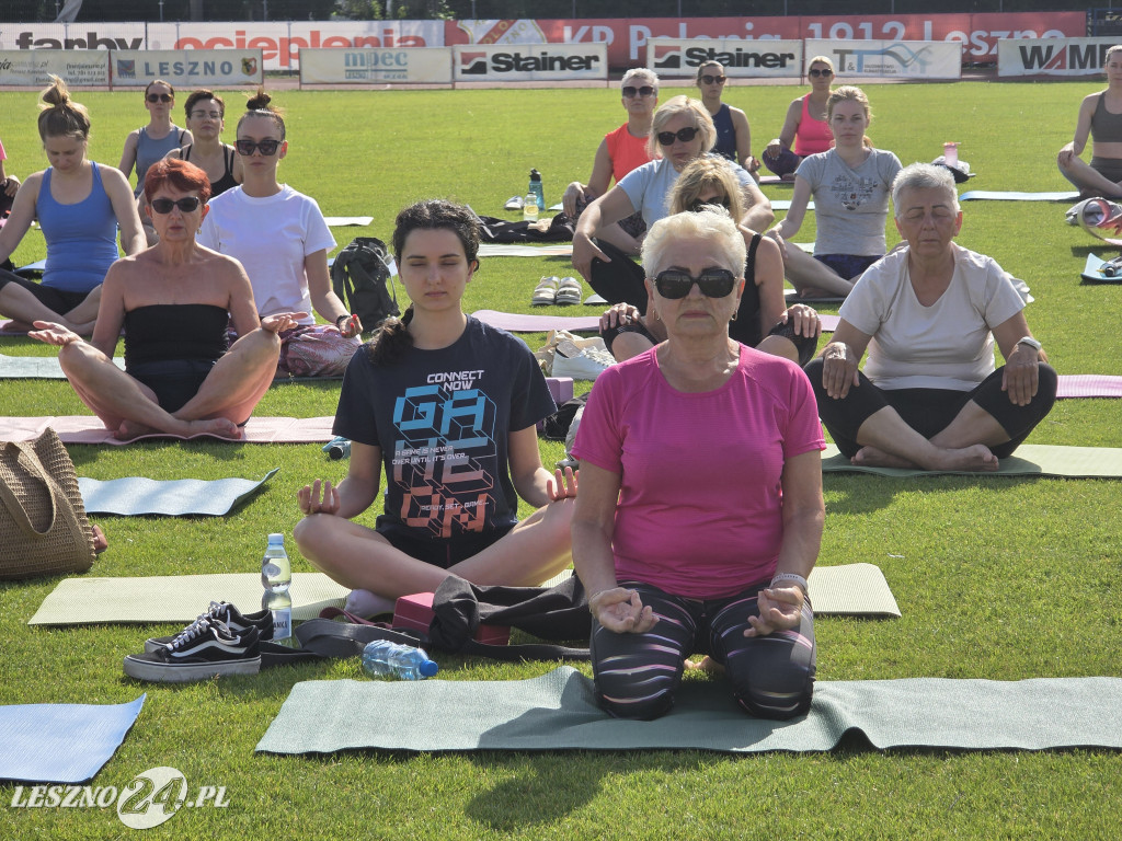 Joga na stadionie w Lesznie