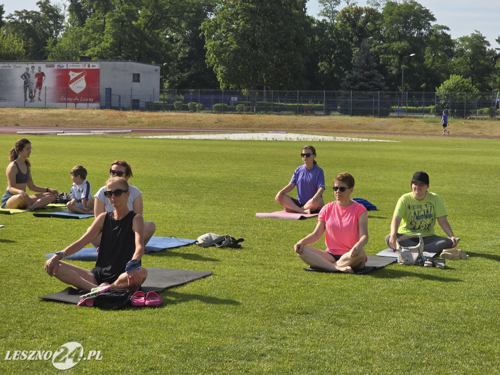 Joga na stadionie w Lesznie