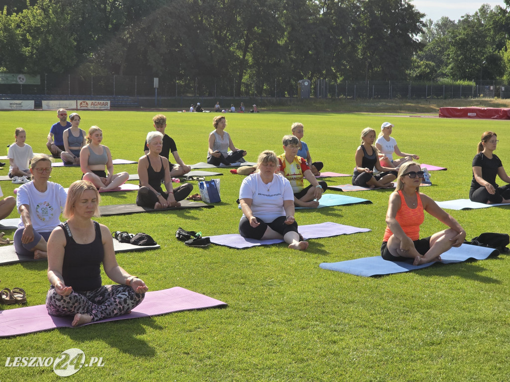 Joga na stadionie w Lesznie