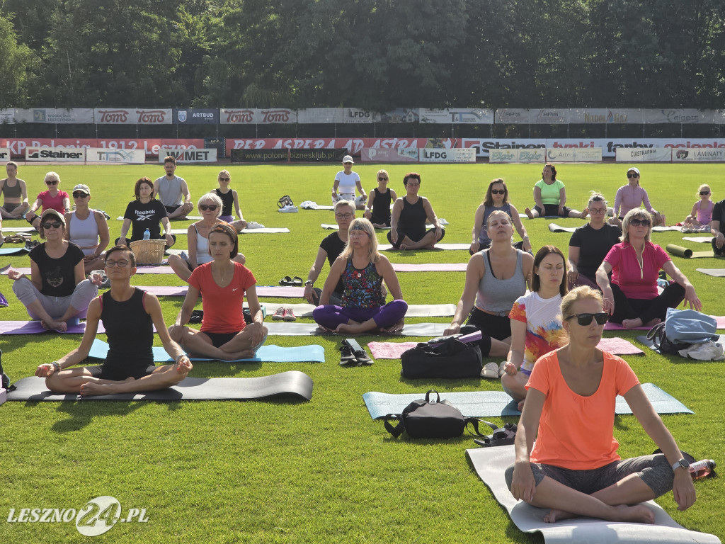 Joga na stadionie w Lesznie