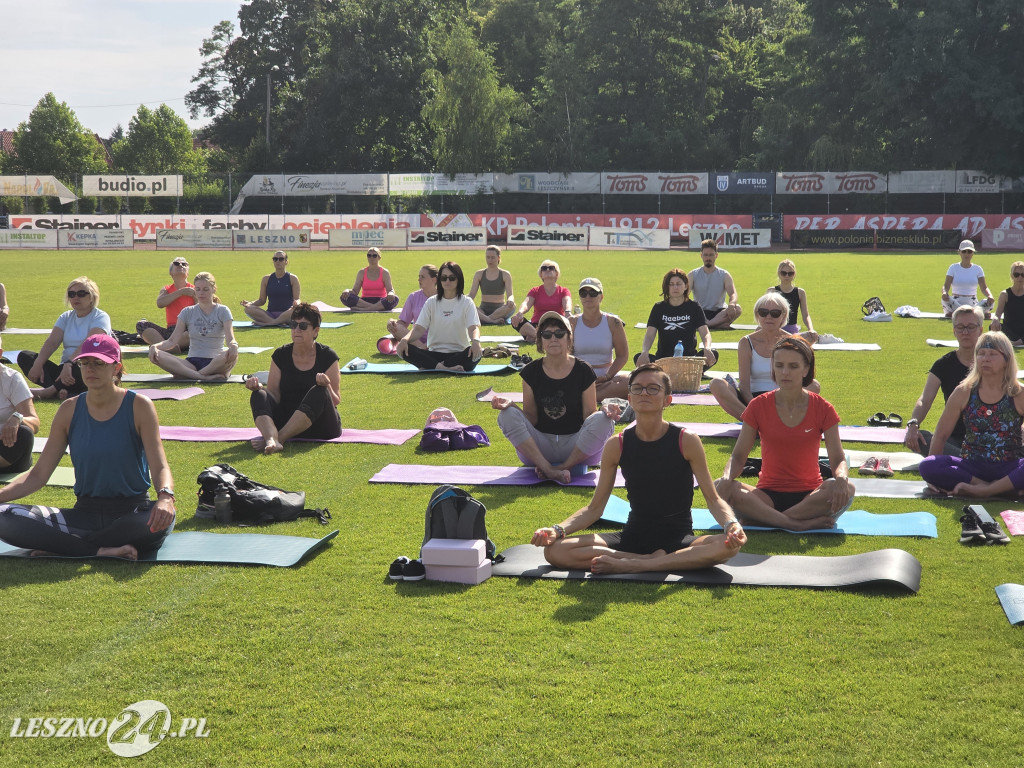 Joga na stadionie w Lesznie