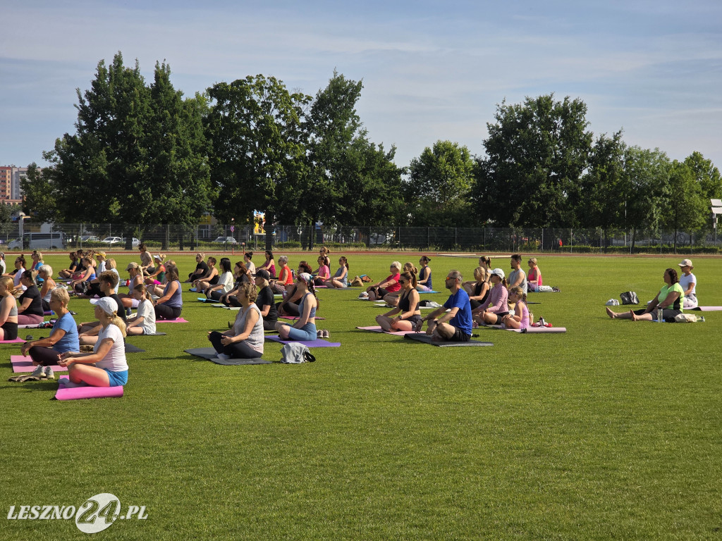 Joga na stadionie w Lesznie