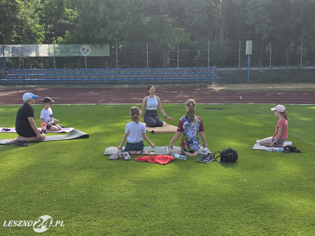 Joga na stadionie w Lesznie
