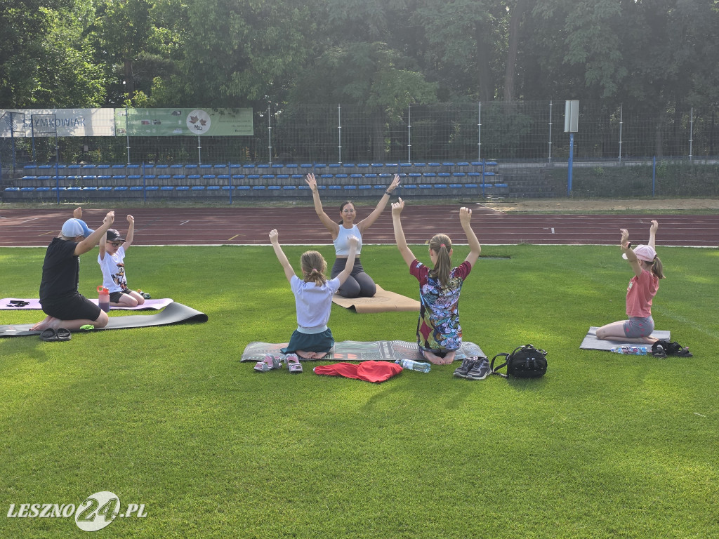 Joga na stadionie w Lesznie