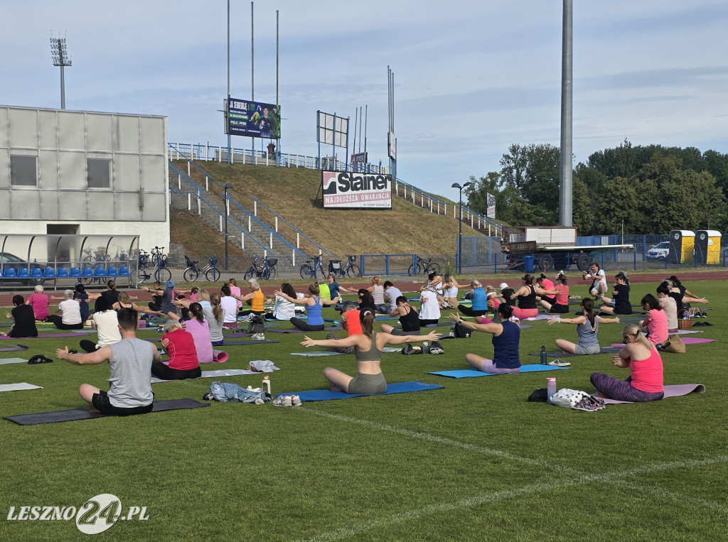 Joga na stadionie w Lesznie