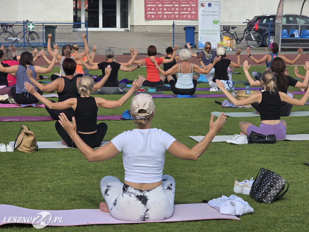 Joga na stadionie w Lesznie