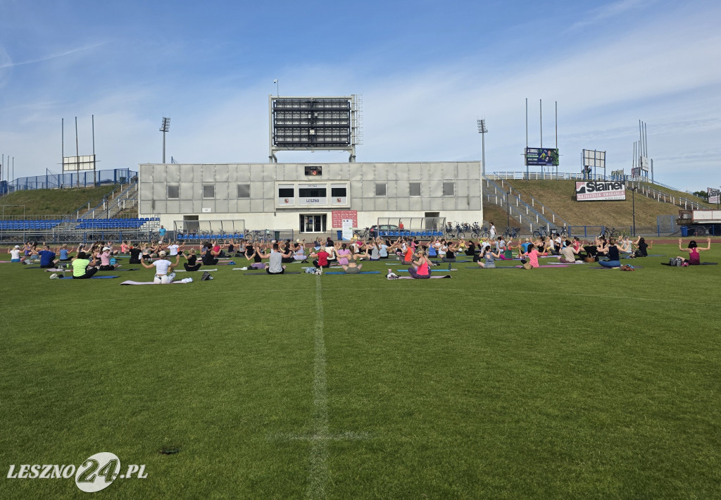 Joga na stadionie w Lesznie