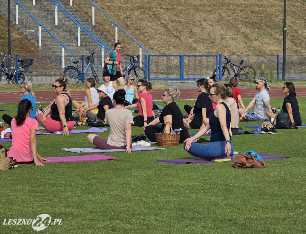Joga na stadionie w Lesznie