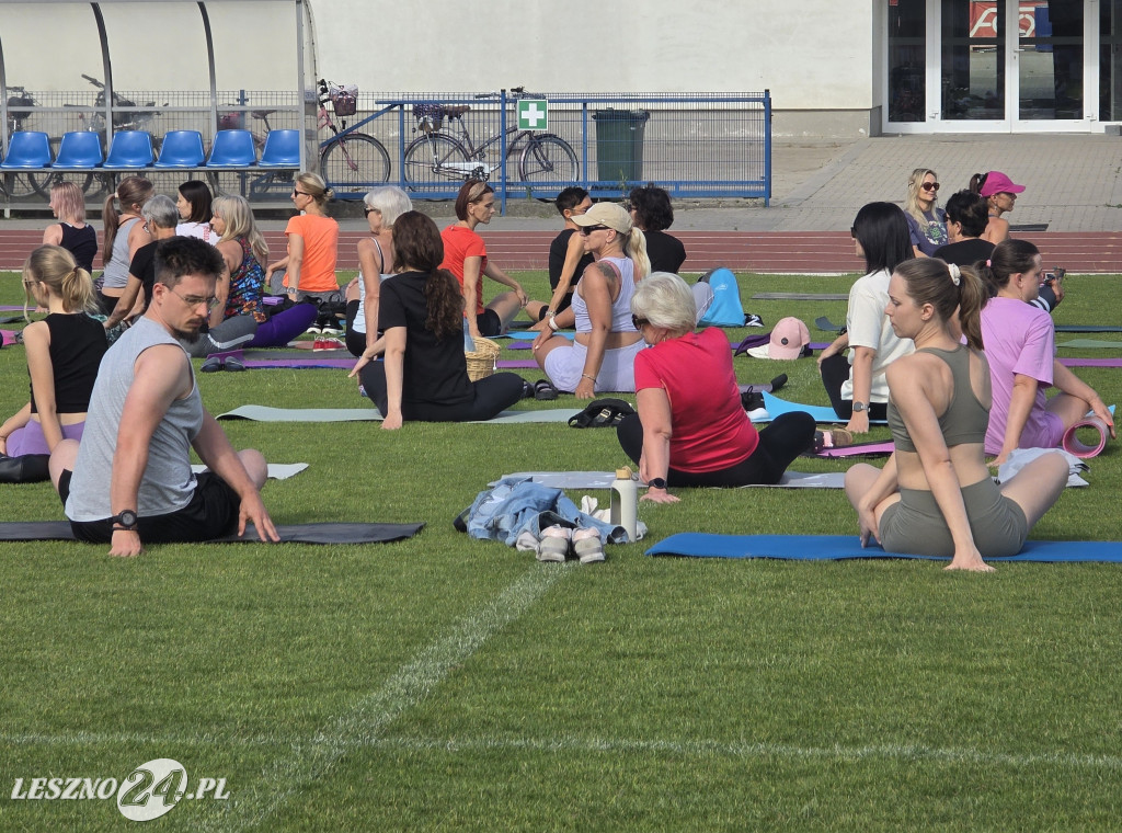 Joga na stadionie w Lesznie