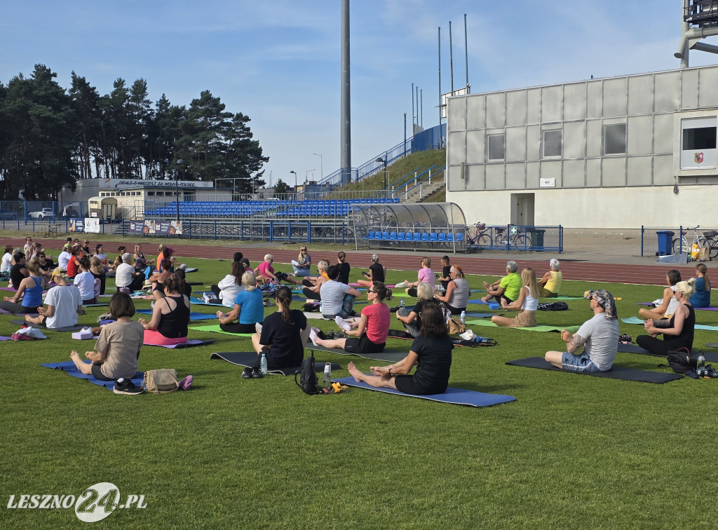 Joga na stadionie w Lesznie
