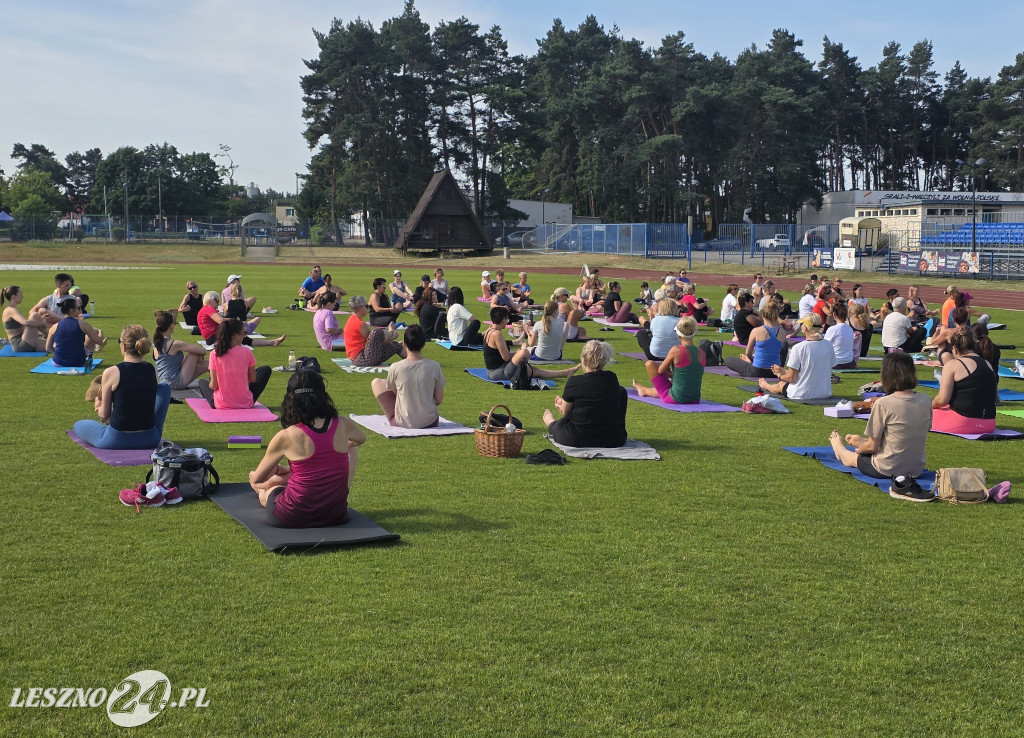 Joga na stadionie w Lesznie