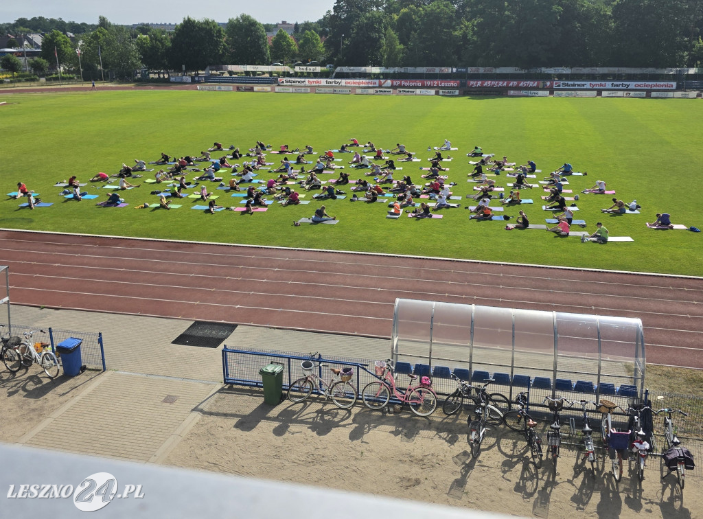 Joga na stadionie w Lesznie