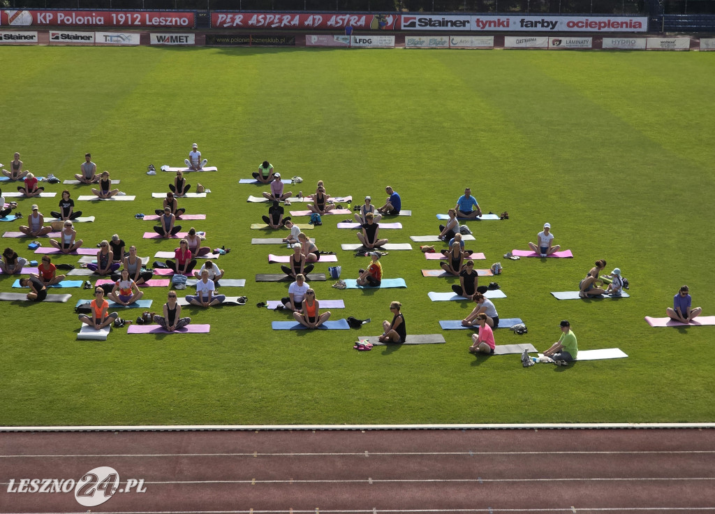 Joga na stadionie w Lesznie