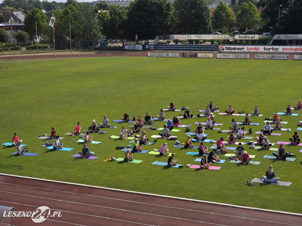 Joga na stadionie w Lesznie
