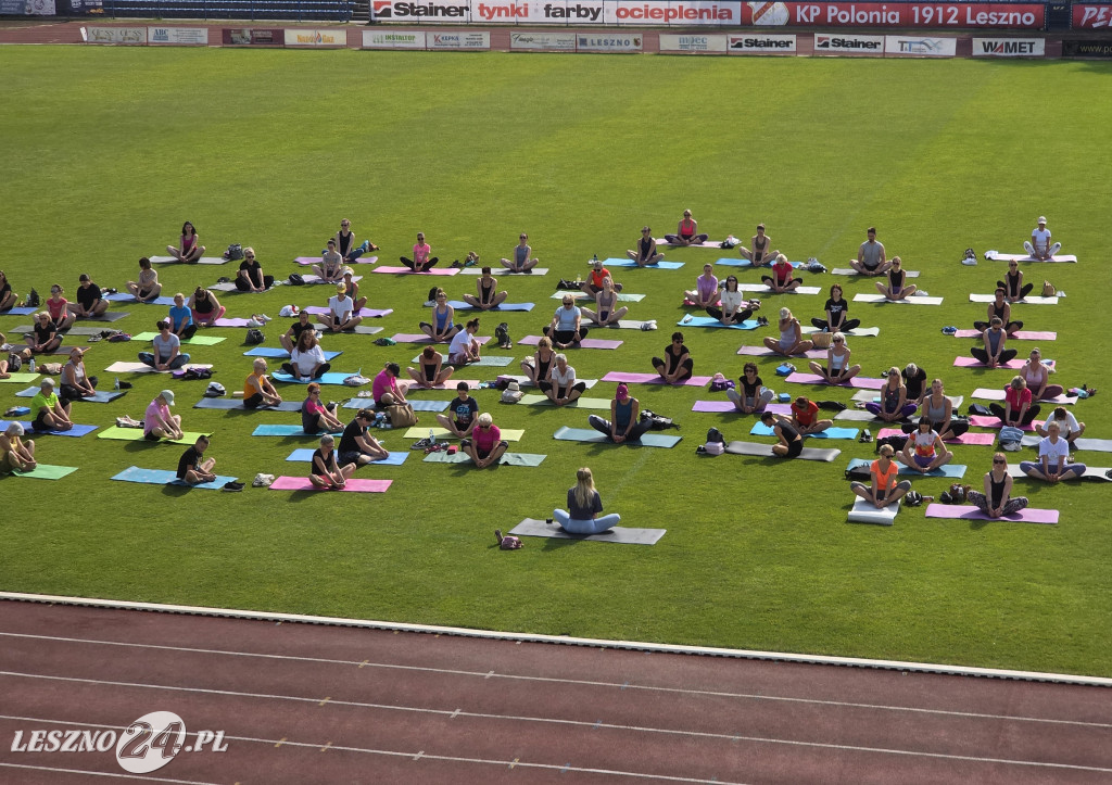 Joga na stadionie w Lesznie
