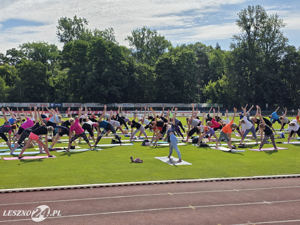 Joga na stadionie w Lesznie