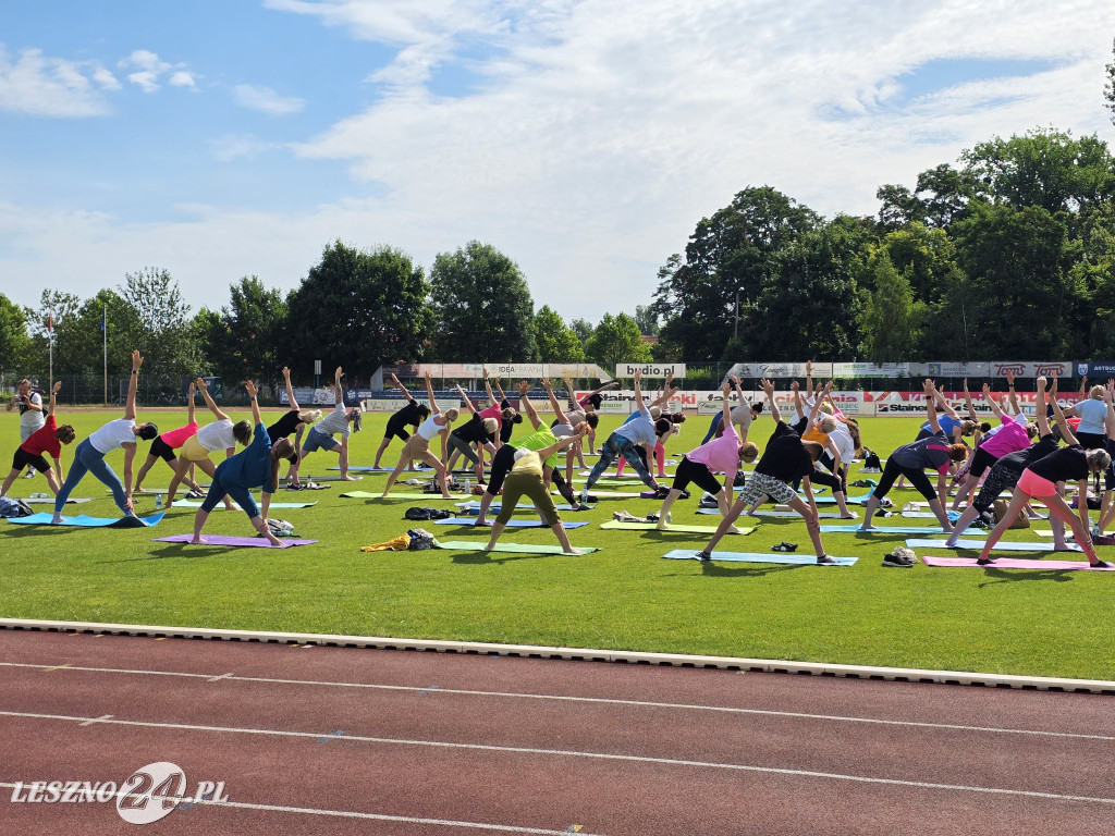 Joga na stadionie w Lesznie