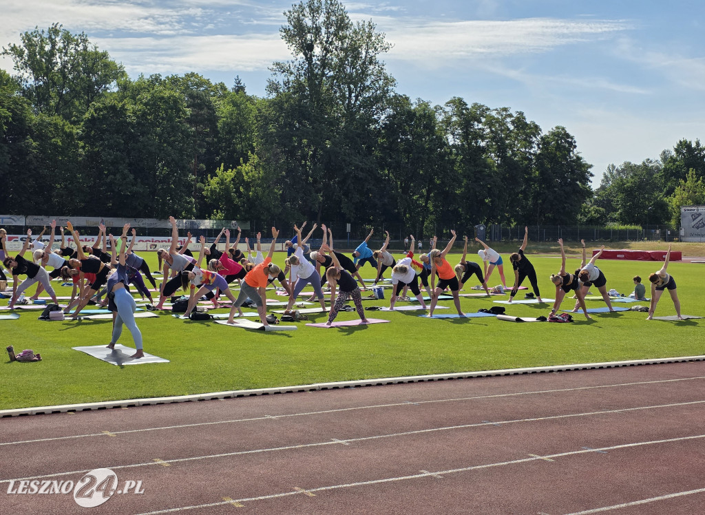 Joga na stadionie w Lesznie