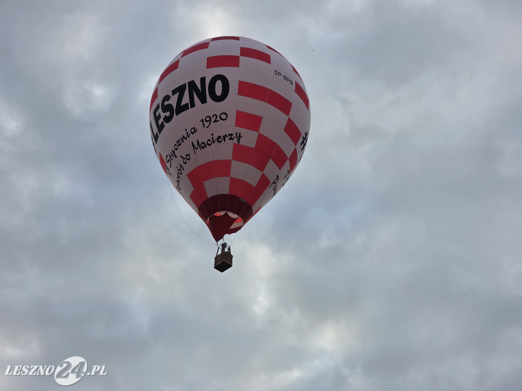 Start balonów znad zalewu w Rydzynie