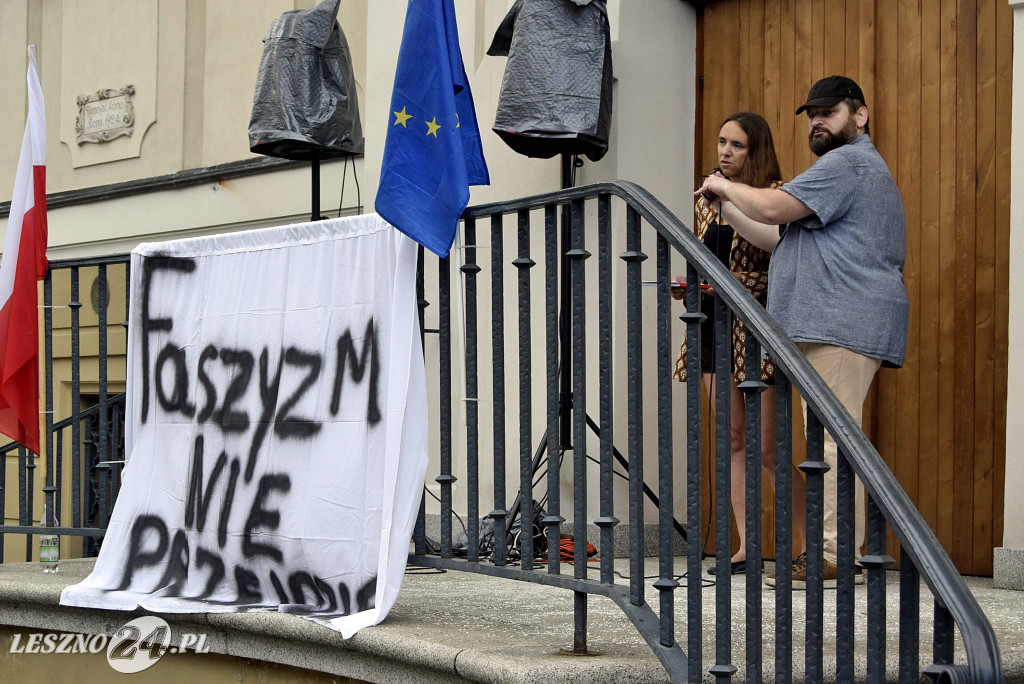 Pikieta Faszyzm nie przejdzie na Rynku w Lesznie