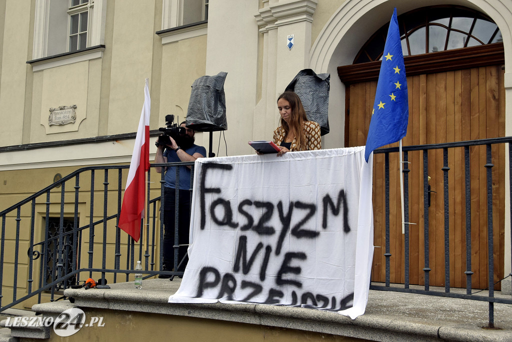 Pikieta Faszyzm nie przejdzie na Rynku w Lesznie
