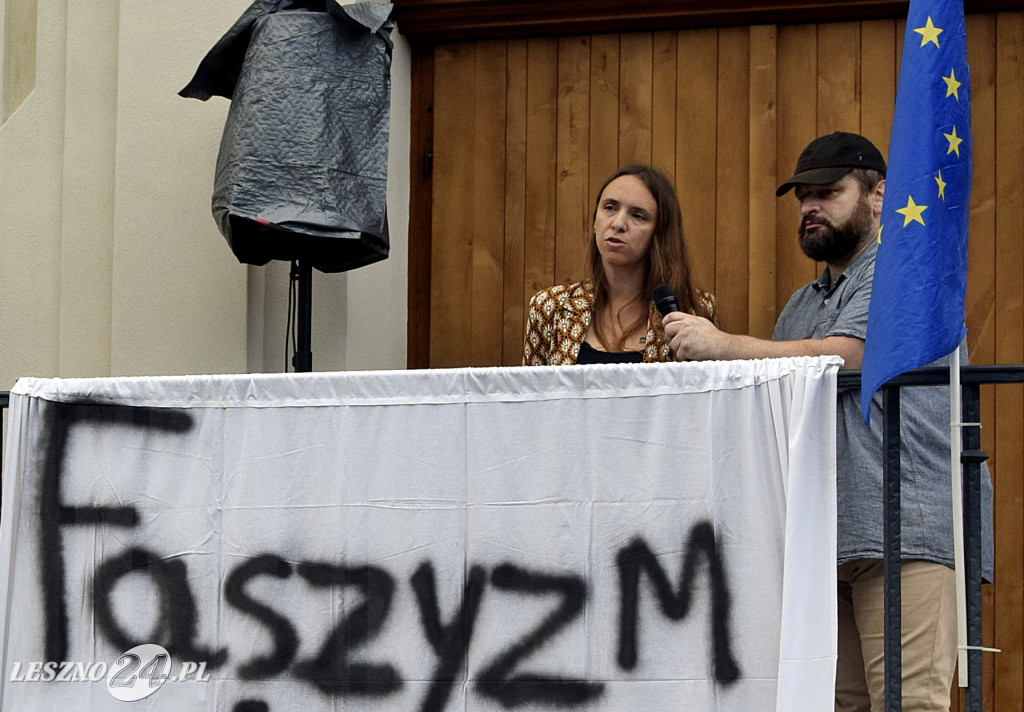 Pikieta Faszyzm nie przejdzie na Rynku w Lesznie